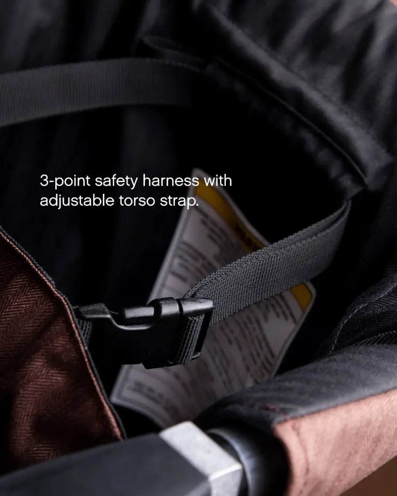 mountain-buggy-pod-highchair-detail-3-point-safety-harness-mustang.webp